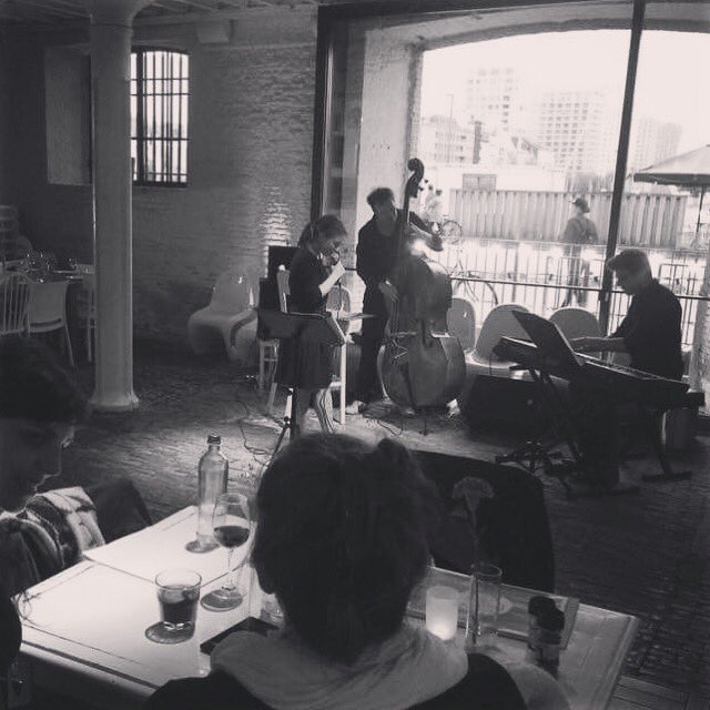 Sara Raes trio now at Felix #jazz