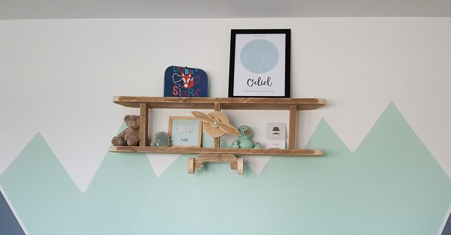 Superleuke mintgroene bergen op #babykamer van Odiel met #vliegtuigwandplank #klantfoto dekleineauto.nl