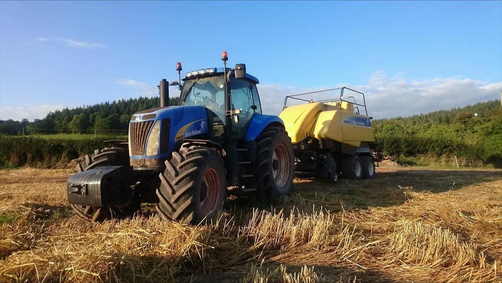 Oak_Con's tweet photo. Time for some baling with the T8040 &amp; BB9090 🚜 #farming #Farm24 #NewHolland #harvest17 https://t.co/eA4dSOTSJ6