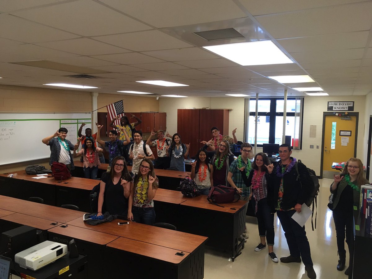 TOKQOTD's tweet photo. #Aloha from the afternoon #TOK classes π€ First day as @SCHS_IB seniors! Good vibes at @TheSCHSChargers #HCPSB2S #HCPSProud #tbtbacktoschool https://t.co/MBJfKOirE0