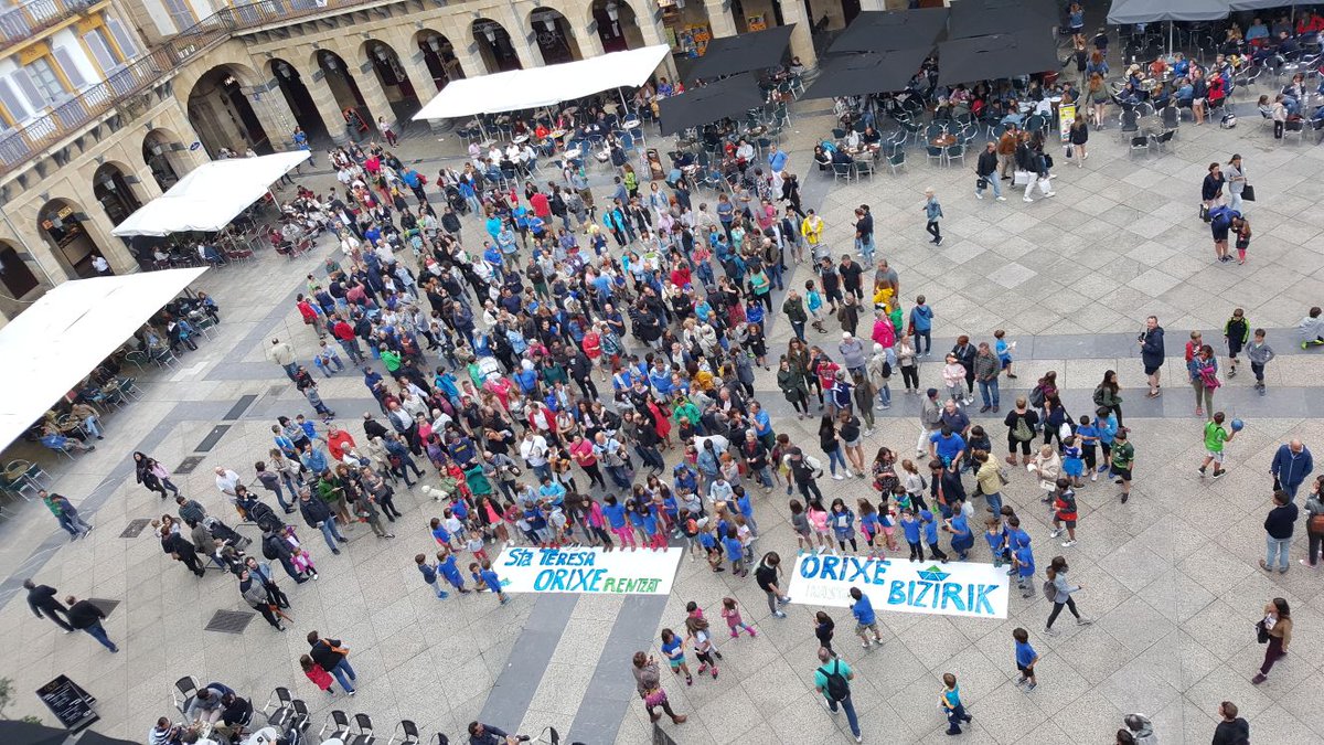 xabimurua's tweet photo. Orixeko haur, guraso eta auzotarrek Parte Zaharreko kaleak bete dituzte Ikastolarena behar duen Santa Teresako espazio eske! #OrixeST https://t.co/GoJxYxGAbN