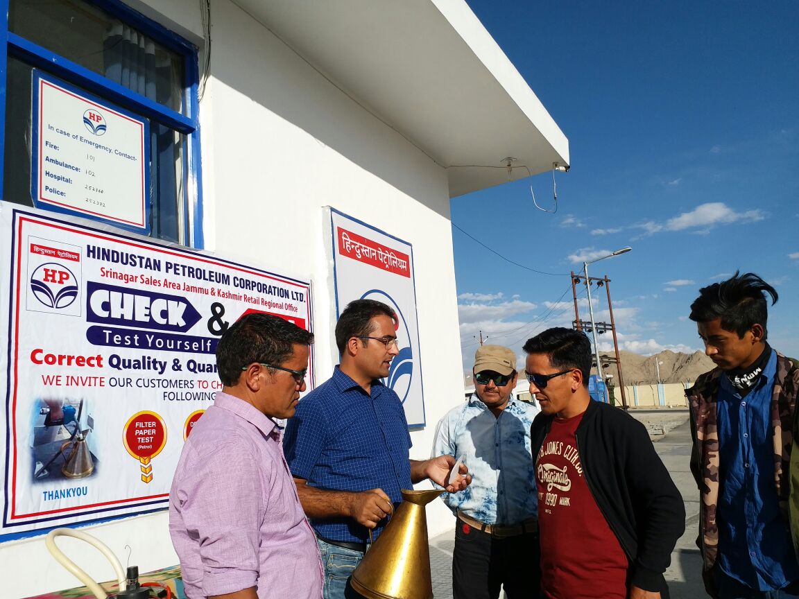 HPCL_JAMMU's tweet photo. #Q&amp;Q Campaign and Customer Awareness at @HPCL Retail Outlets in Leh,J&amp;K @subodhbatra10 @74radhika @Rg03Goel https://t.co/69HdV1cEs2