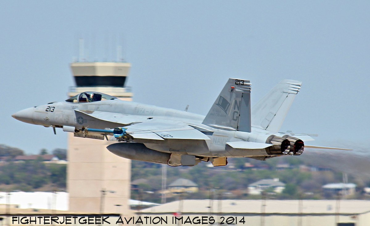 fighterjetgeek's tweet image. #TBT... Captured 'Camelot 1-3'ad he departed #KNFW...  #Tophatters #VFA14 #StrikeFitron14 #OldestAndTheBoldest #FlyNavy #FighterJetGeek