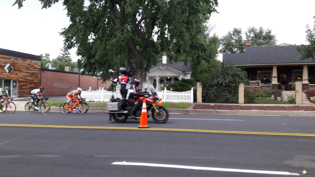 LevitatorLounge's tweet photo. Chaser caught the break as second lap ends on Colorado &amp;22ave
#ColoradoClassic 
@CoClassicPro 
Peleton @ 2min43s https://t.co/UzUwdmvEBu