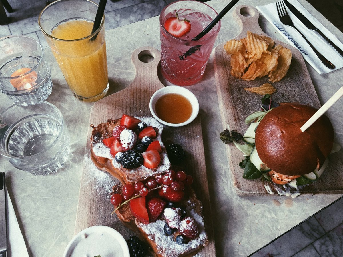 smilebethers's tweet image. Finally got to meet one of my internet besties @ElineMarlin. 💛