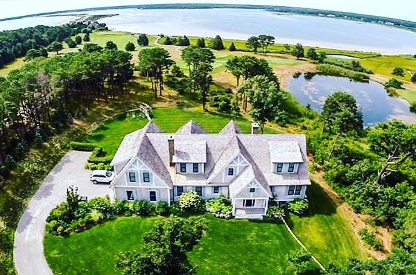 BostonRealty_'s tweet photo. 6 Anthiers Lane: The ultimate summer home, located in Martha's Vineyard. Listing by Wendy Harman
#luxuryhome #interiordesign #LuxuryTravel https://t.co/yNMdhyqGjA
