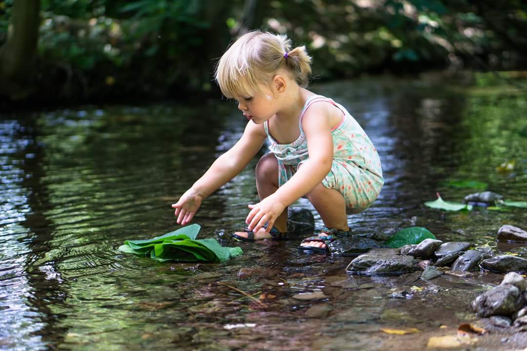 Dit is genieten spelen met de natuur!#walkenried #natuurpret #knauscampingparkwalkenried