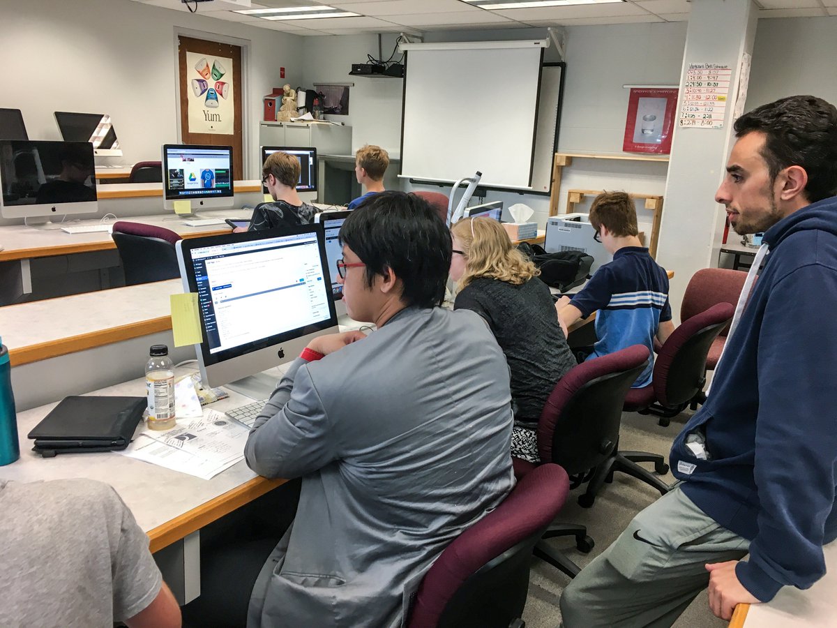 rubendigitalchi's tweet photo. RDM founder @NateRubenRDM led a group of @District214 #highschool students through the world of tech! https://t.co/j7B1YqVu4K https://t.co/8dLFf2oucG