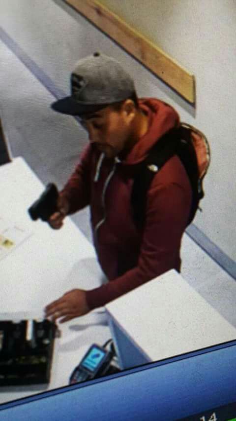 112kennemerland's tweet photo. HEEMSTEDE omg Binnenweg. Politie zoekt: Man, 35jr, getint, grijze basebalcap, rode hoodie, zwarte rugzak, https://t.co/SCokmWapOg