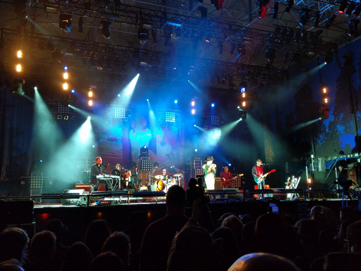 helen_simon's tweet image. Welcome to #Cropredy2017 @divinecomedyhq We've only been waiting for years!