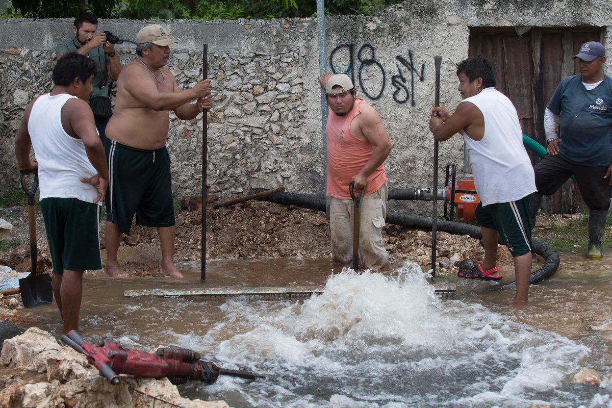 LaRevistaP's tweet photo. Trabajadores de la Japay atienden fuga de agua. #Yucatan @JAPAYOficial @LaRevistaP 
https://t.co/ydcJXGMZ3D https://t.co/2eDBvbrjGn