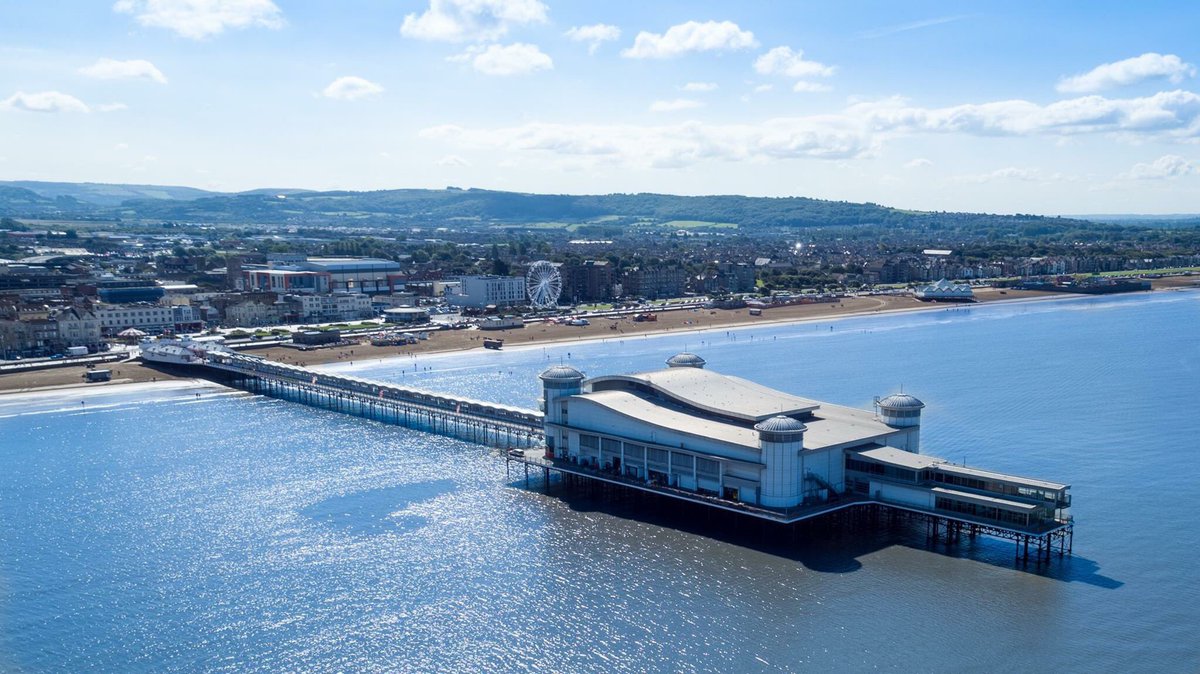 WeAreRedLeaf's tweet photo. The sun finally came out. #sun #drone #wsm #beach #pier 
@WestonSMare @WSMERCURY @WestonSeafront @NSomTimes @NorthSomersetC https://t.co/jAgFBP8rks