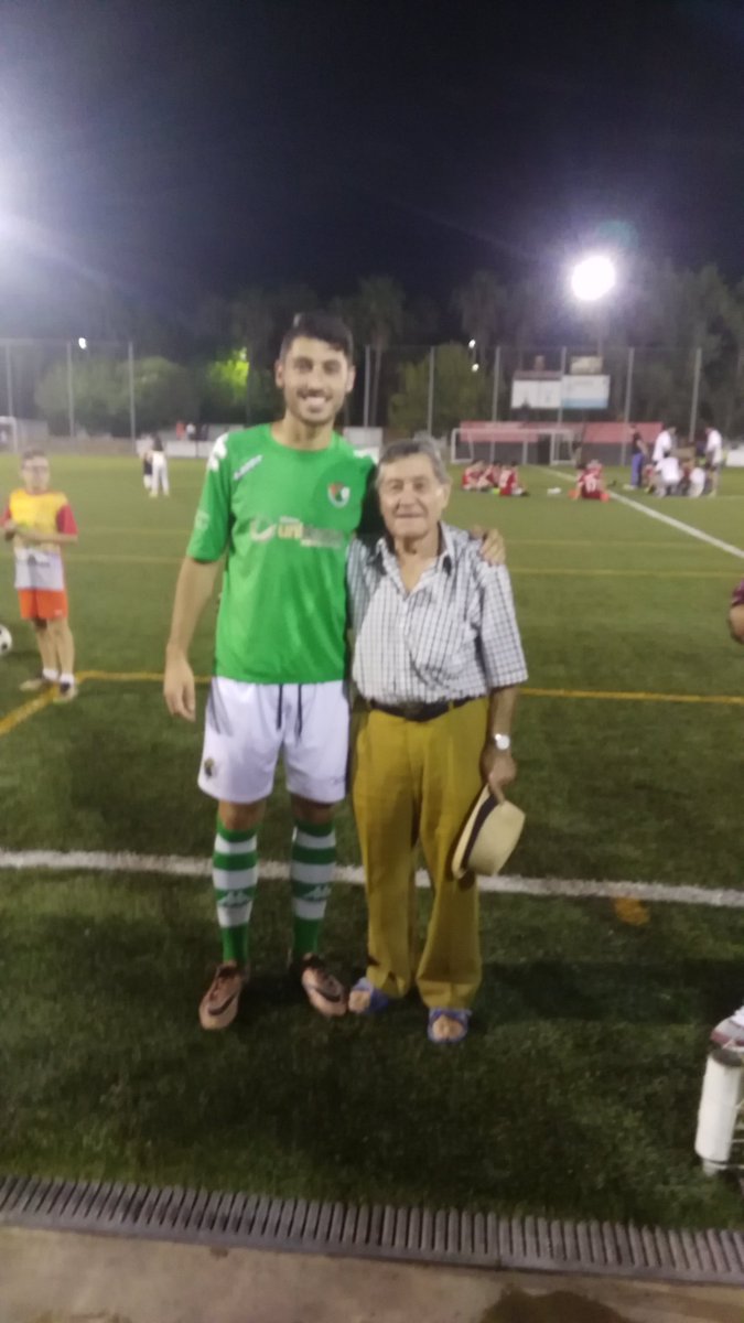 El abuelo disfrutando de ver a su nieto y por supuesto el nieto disfrutando de k este ay su abuelo son inseparables