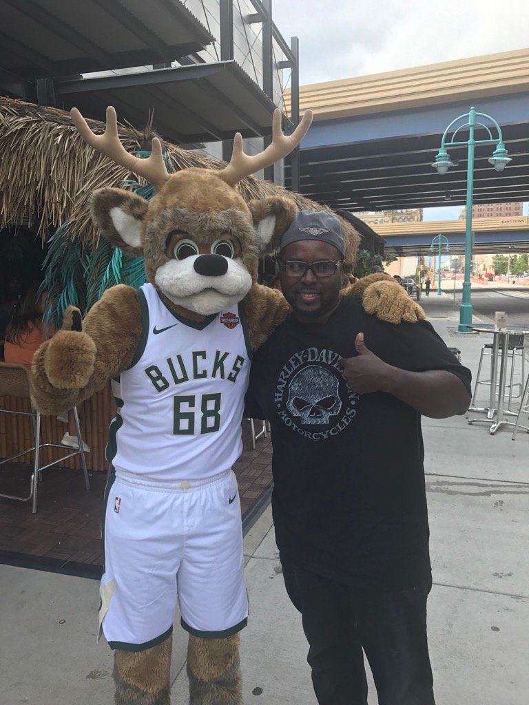 ervgotit722's tweet photo. @1057FMTheFan @SparkyRadio @Bucks @RamieIsTweeting one of favorite brands united with the Bucks #Epic #Hoglyfe https://t.co/IEQcvWKlqE