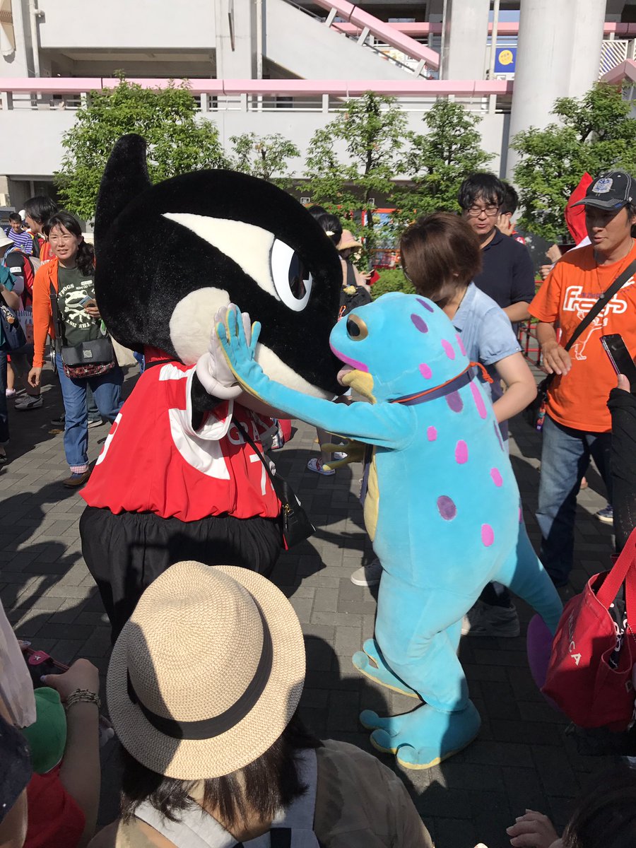 なかぢ 名古屋グランパスvs愛媛fc戦のゆるキャラ祭 4枚目はゆるキャラのように愛されてる スタヂアムdjのyo Yo Yosukeさん 名古屋グランパス グランパスくんグランパコちゃん グランパスjr グララちゃん 一平くん 金太くん 伊予柑太くん
