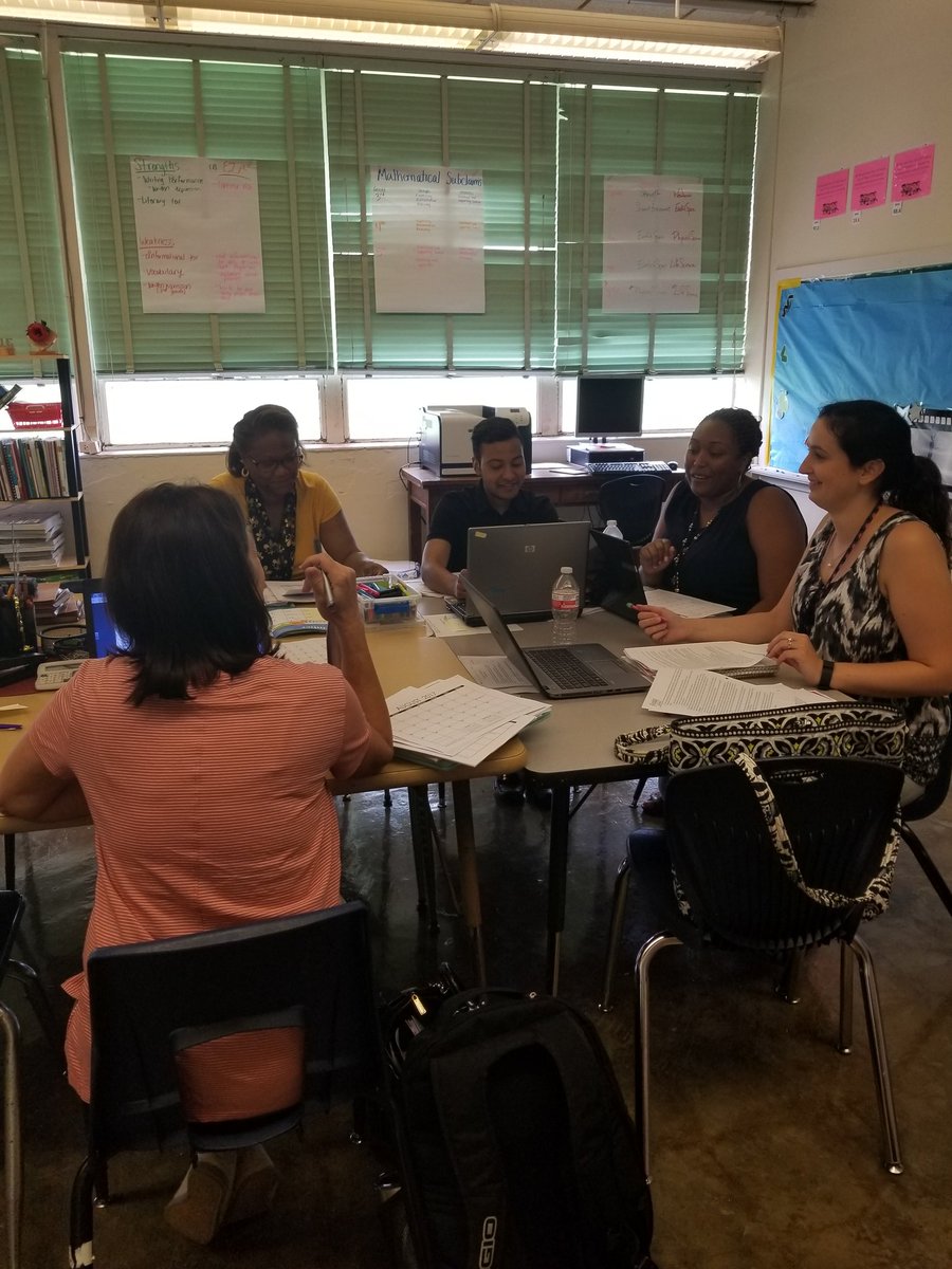 LimitlessLady9's tweet photo. An impromptu after school team curriculum mapping collaboration. We're conquering Soc. St. together!
#SuccessBuilding #TeacherLeaders https://t.co/LK5adOoZTO