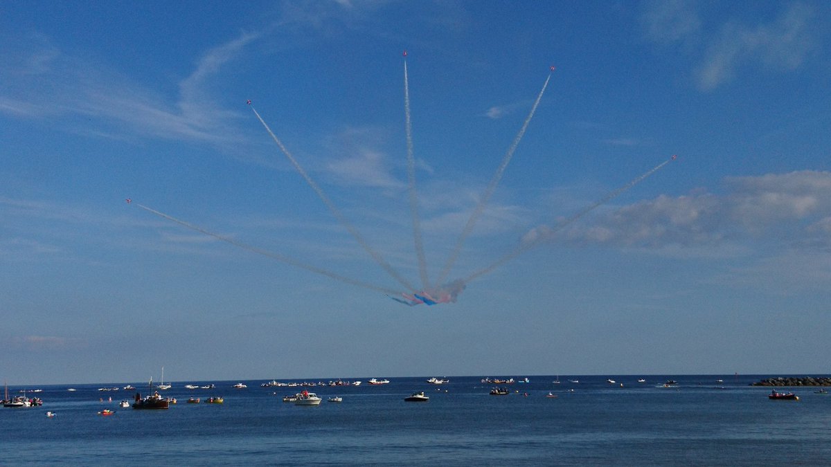 PeterDMSmith's tweet photo. Is there anything more iconic than @rafredarrows flying over Lyme Regis this evening? Simply awe inspiring https://t.co/iM9e8JRMN4