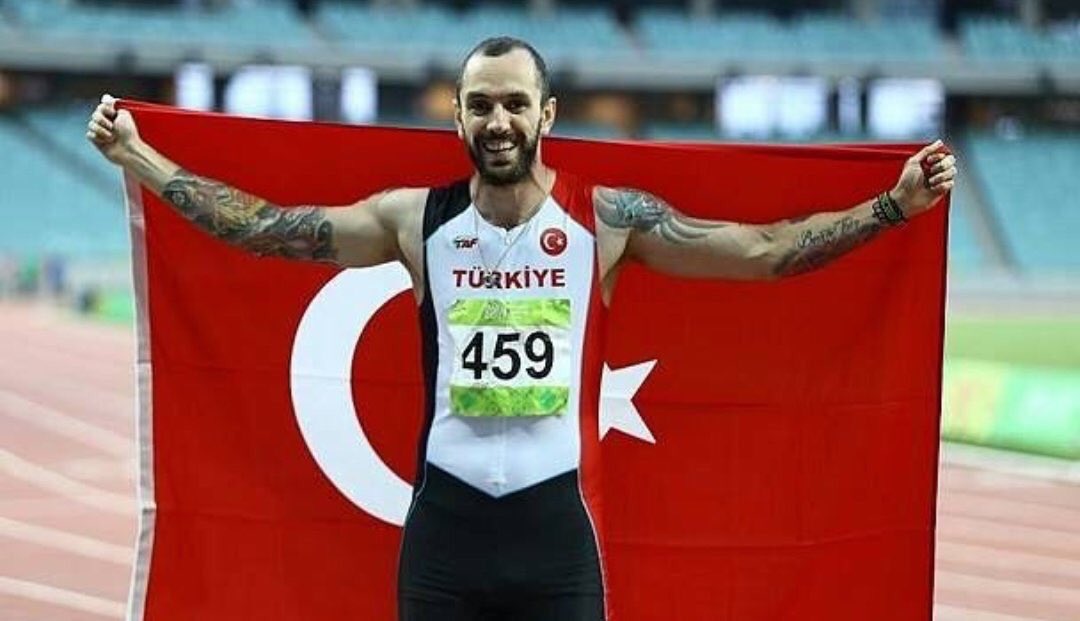 Yüzümüzü güldürenlere helal olsun. 
Erkekler 200 Metre'de, Dünya Şampiyonu olup göğsümüzü kabartan Ramil Guliyev'i tebrik ediyoruz..