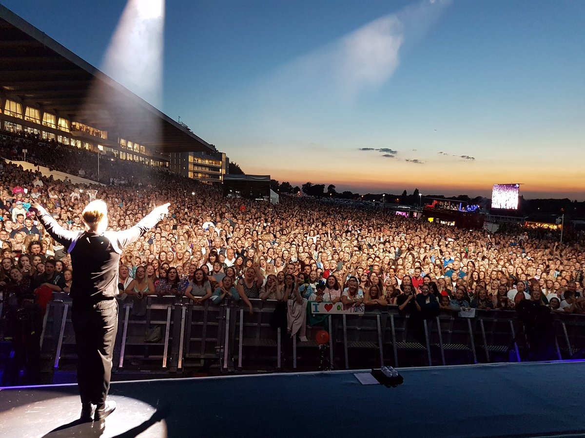 ollymurs's tweet photo. Wow what a view tonight... 🐎🐎 https://t.co/6TCZ4iGIdn