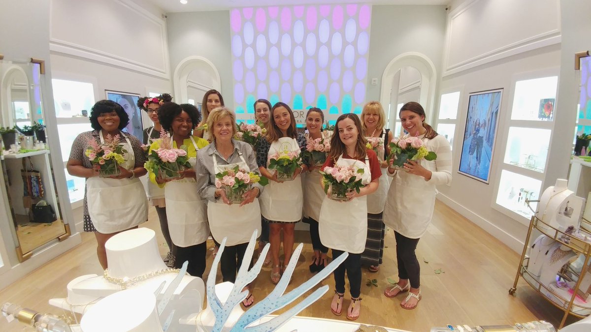 Alicestabledc's tweet photo. Had fun teaching an Alice's Table flower arranging class at Kendra Scott.Way too much pretty!#alicestable #girlsnightout #cocktails #flowers https://t.co/zqZtoUh4HJ