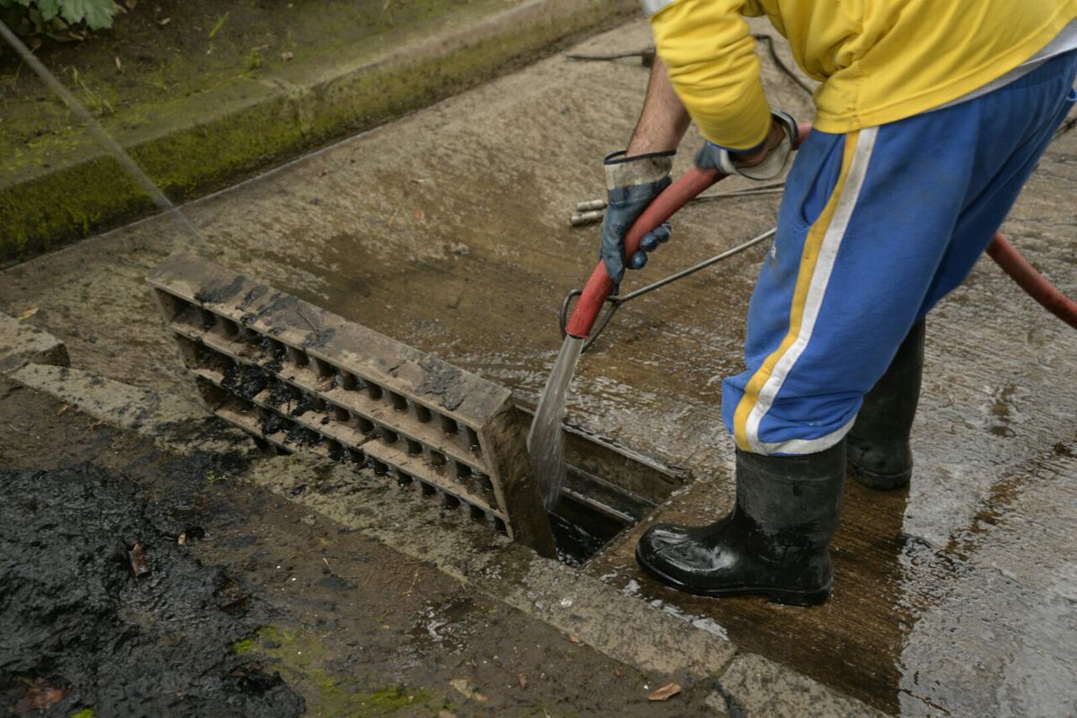 evelynmatthei's tweet image. Durante la semana estuvimos trabajando en el destape de sumideros. Si tienes una EMERGENCIA llámanos al 1414. 🌧