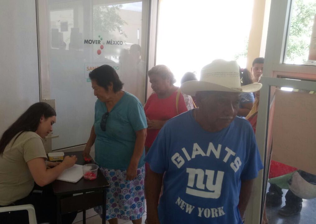 mer_alvarezc's tweet photo. Compartiendo gratas experiencias con los beneficiarios del comedor comunitario san bernabe #PCCNL #SanoVariadoySuficiente #NuevoLeon ❤️ https://t.co/EOJ3WzacCr