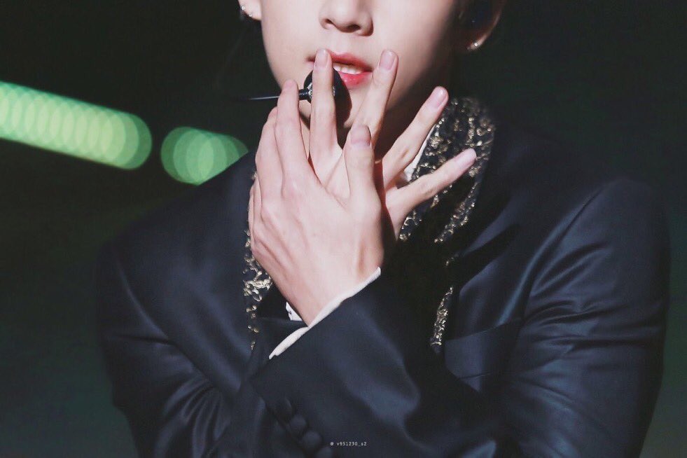 taesoutfits's tweet photo. taehyung's hands are a blessing https://t.co/zR22qAPDZC