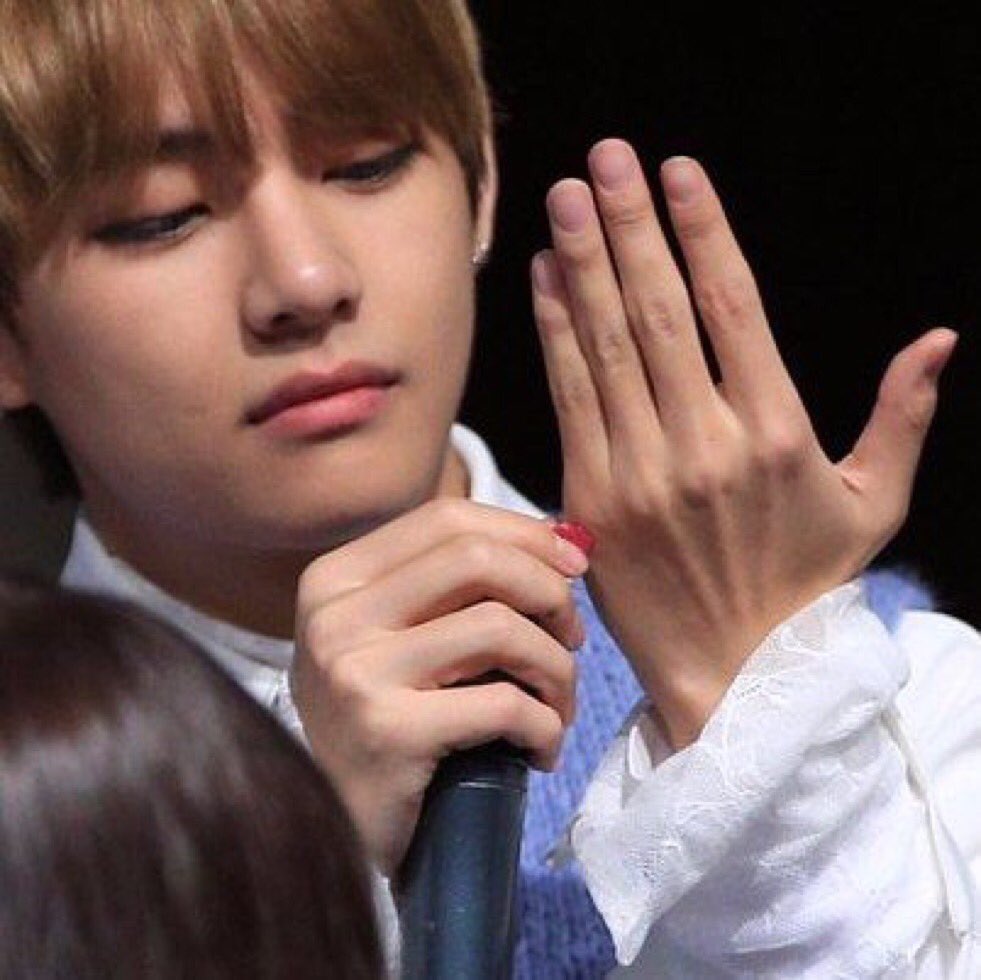 taesoutfits's tweet photo. taehyung's hands are a blessing https://t.co/zR22qAPDZC
