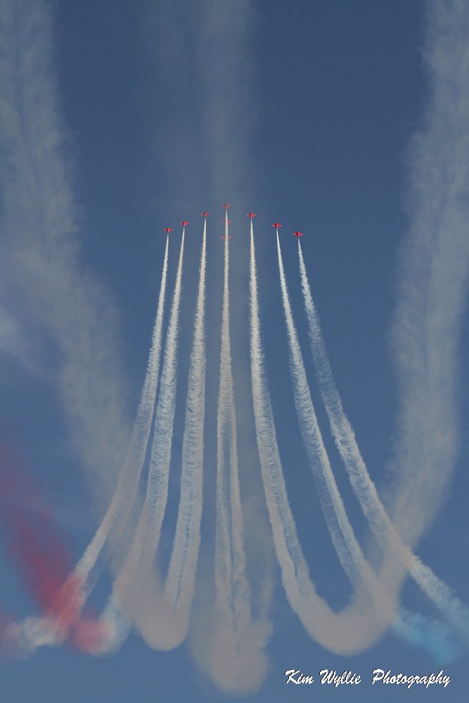 kimwyllie1's tweet photo. Making an entrance at Lyme Regis @rafredarrows https://t.co/BE7euykBhK