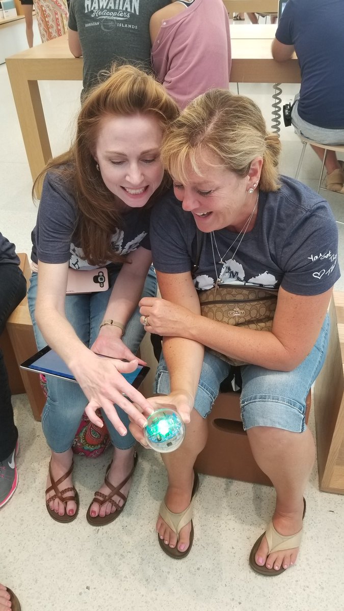 Stephanywebb11's tweet photo. Had a great afternoon of teambuilding and learning this afternoon at the Apple store with Team Linden West! #LWPawPride https://t.co/nX7xcpy1vw