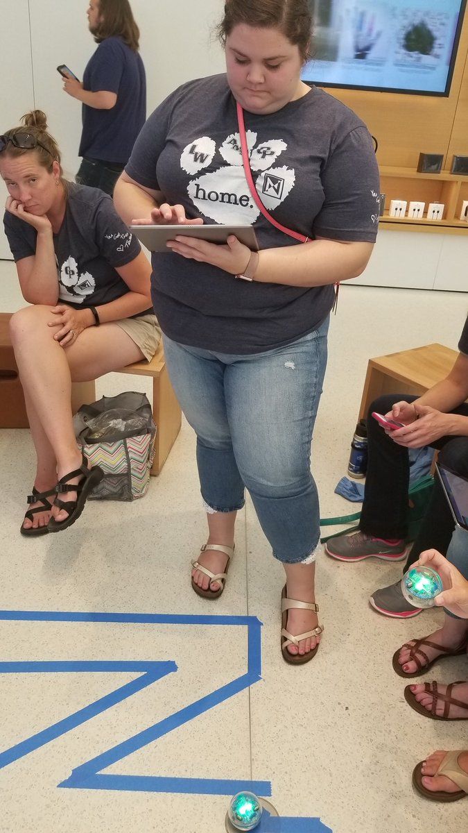 Stephanywebb11's tweet photo. Had a great afternoon of teambuilding and learning this afternoon at the Apple store with Team Linden West! #LWPawPride https://t.co/nX7xcpy1vw