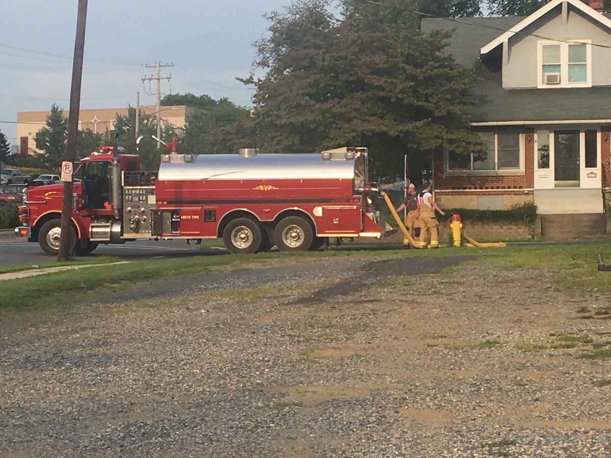 JamieStoverNews's tweet photo. Firefighters filling up truck w water to take to massive fire at industrial park in Bethlehem @69News #Bethlehem. https://t.co/v1XllPasnK