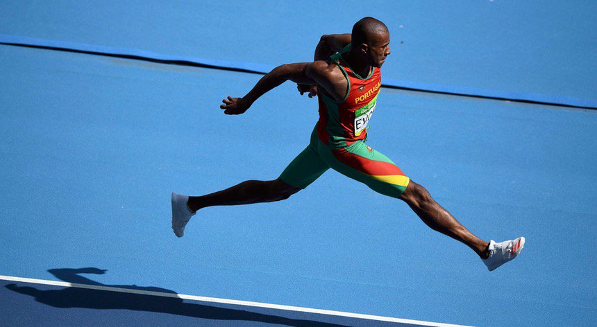antena1rtp's tweet photo. Bronze de Nelson Évora no triplo salto é a 4ª medalha do atleta em Mundiais de atletismo e a 18ª de Portugal.
#NelsonÉvora #TriploSalto https://t.co/rFFb0U5lAw