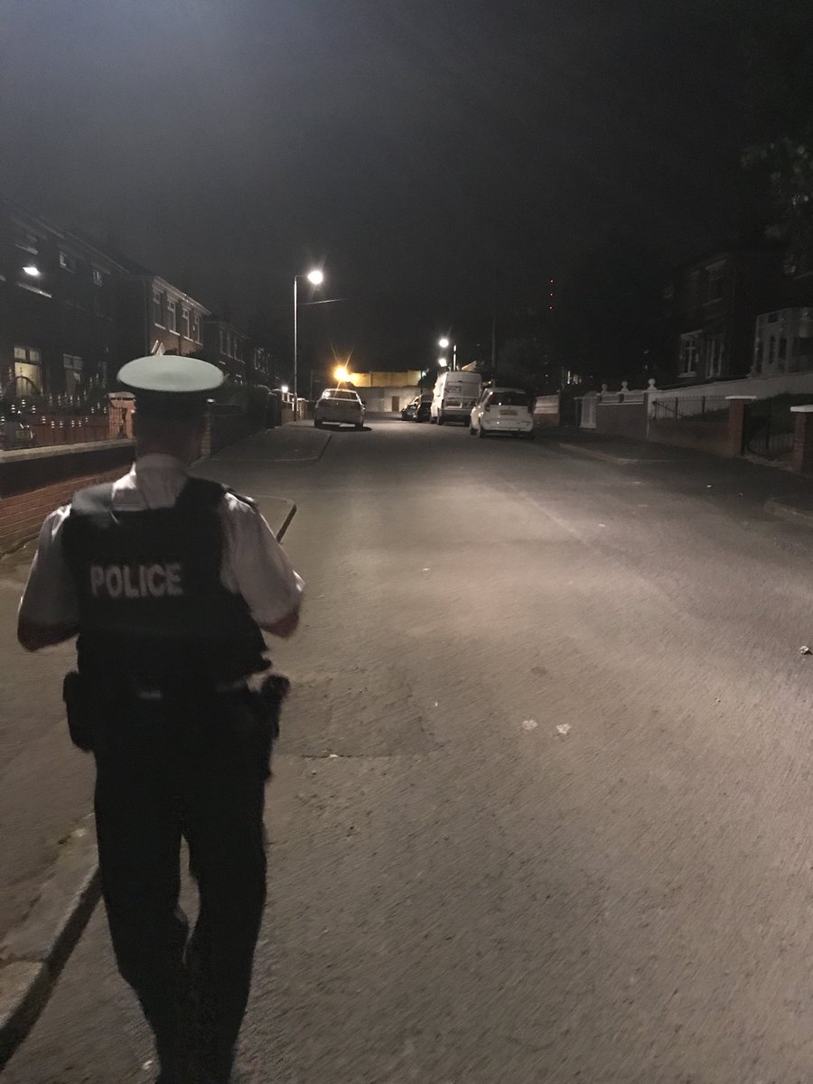 PSNIBelfastN's tweet photo. Tennent St NPT on foot at the interface after today’s earlier security alert #stillgoing #Spingmartin #dunboyne #SpringfieldRd #covered SgtW https://t.co/uS4P6YbYtD
