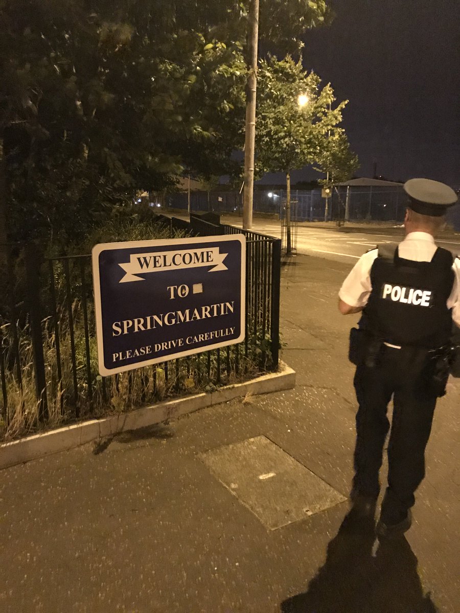 PSNIBelfastW's tweet photo. Tennent St NPT on foot at the interface after today’s earlier security alert #stillgoing #Spingmartin #dunboyne #SpringfieldRd #covered SgtW https://t.co/TKCBcU0NYQ