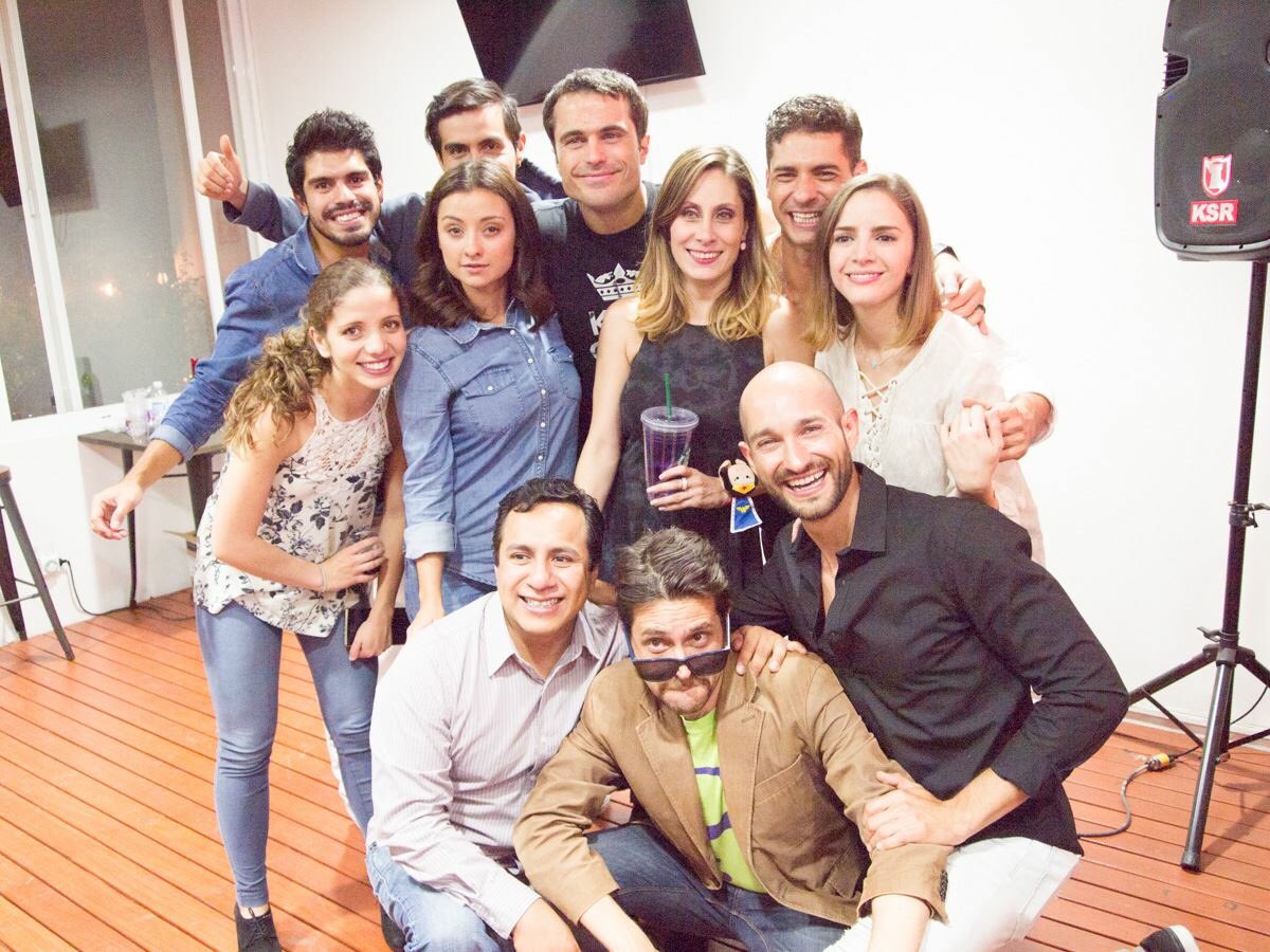 LaGaragarza's tweet photo. #Familia #AmorTotal @CenizasTeatro 
#Muñe #More #Cachetes 
#AmaliaYSusPiojosDelAmor @PABLOLAFFITTE @elizabethvaldz @nashcasan @jessruizruiz https://t.co/sSAH7kc24M