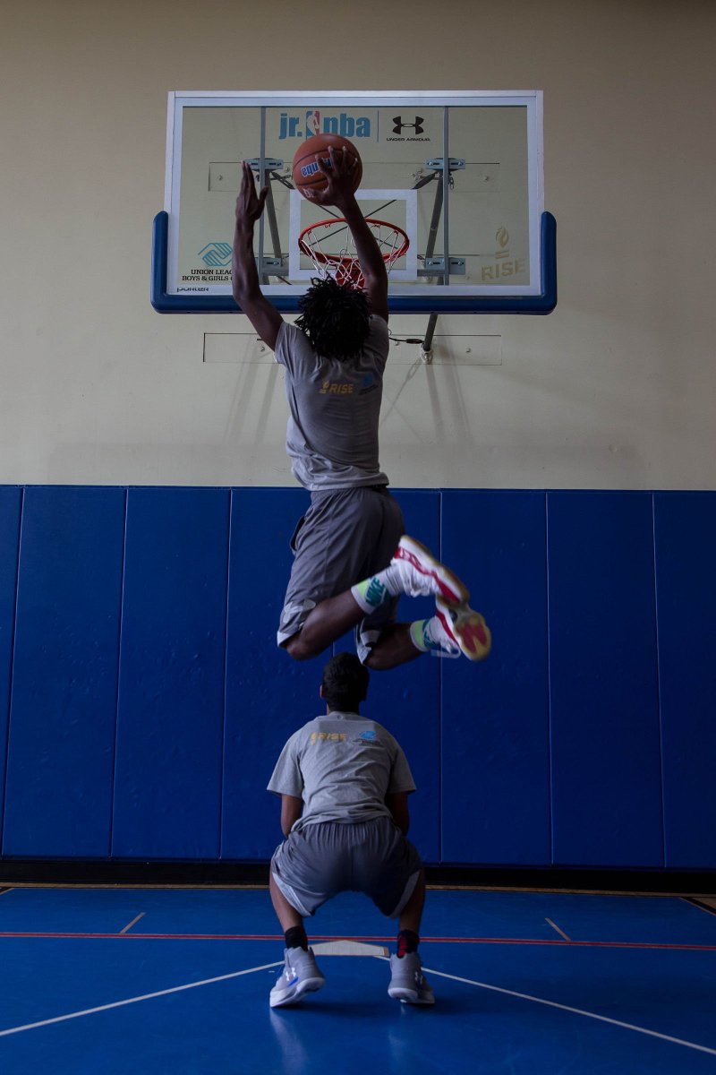 RISEtoWIN's tweet photo. Weeks 7 &amp; 8 of Building Bridges Through Basketball in Chicago: https://t.co/9BVheBajWP #RISEtoWIN #TeamJrNBA #ULBoysGirlsClub https://t.co/Tn2jdH1HG2