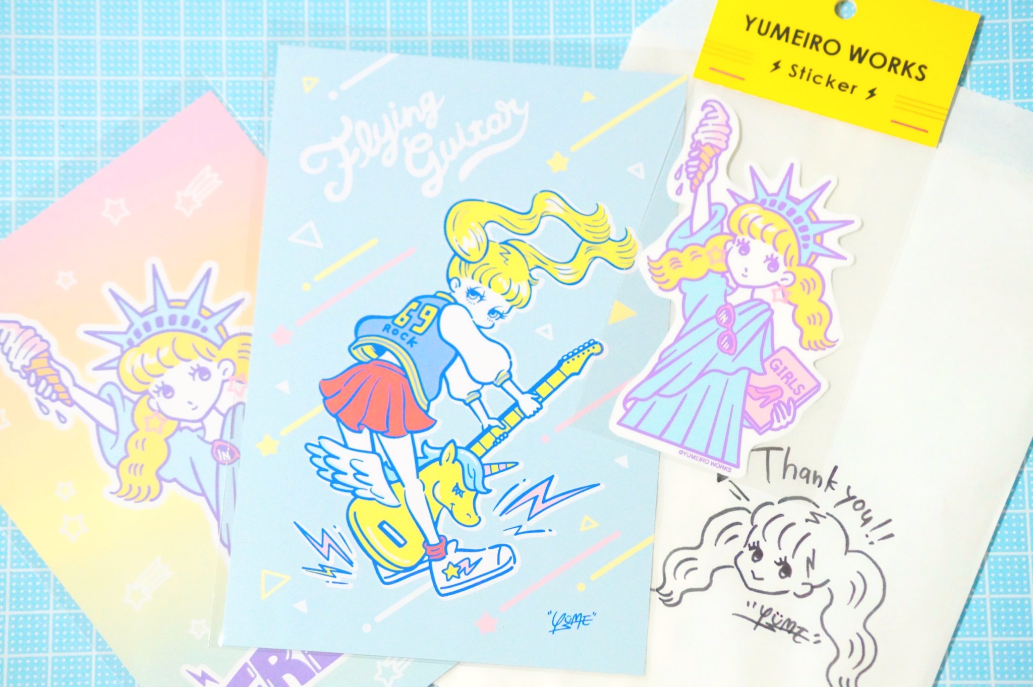とーま 私はyume Yumeiroworks さんの作品たちがお気に入り 自由の女神がこんなにかわいいなんて と衝撃が ステッカーは真っ白な私のパソコンへ かわいすぎる手書きのイラストが入った紙袋はもちろん捨てられない デザフェス デザフェス戦利