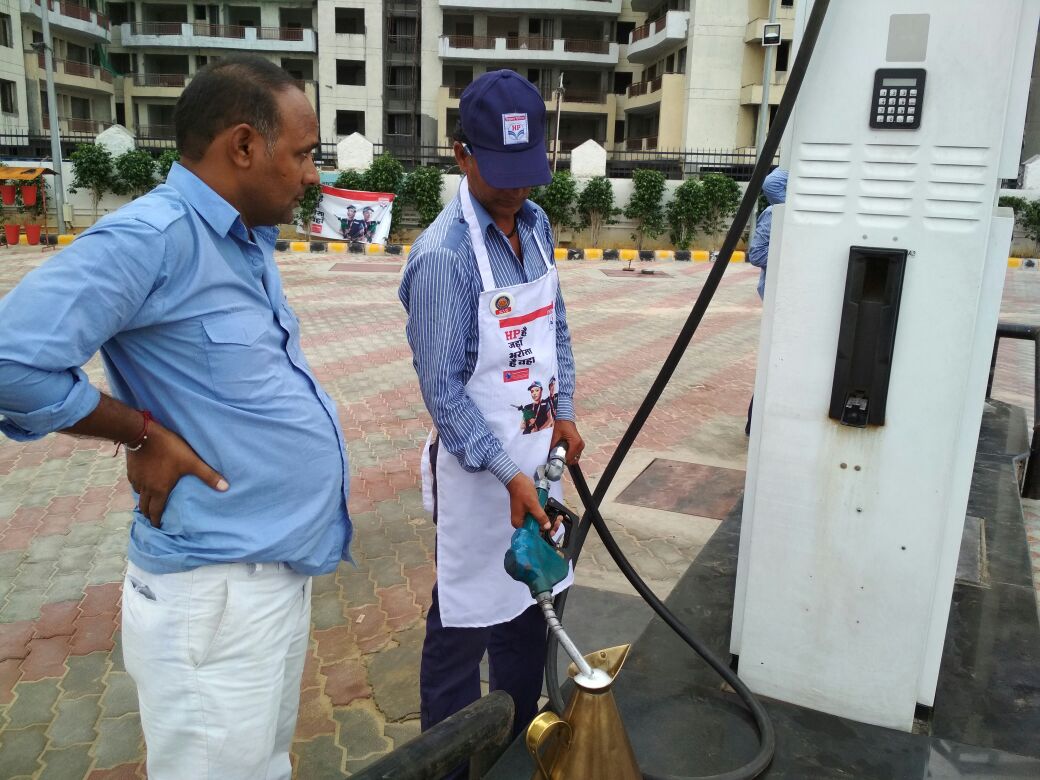 petro_planet's tweet photo. Q&amp;Q Campaign at Dhruvika Petro, Sec-86, Gurgaon#GoodFuelPromise @HPCL @Rg03Goel @subodhbatra10 @ManishTandon21 #HP है जहाँ भरोसा है वहाँ https://t.co/pFSLPgJkKC