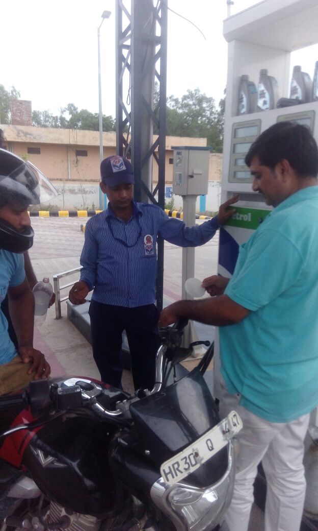 petro_planet's tweet photo. Q&amp;Q Campaign at Shri Radhey FS, Palwal#GoodFuelPromise @HPCL @Rg03Goel @subodhbatra10 @ManishTandon21 #HP है जहाँ भरोसा है वहाँ https://t.co/h0UykFZRUJ