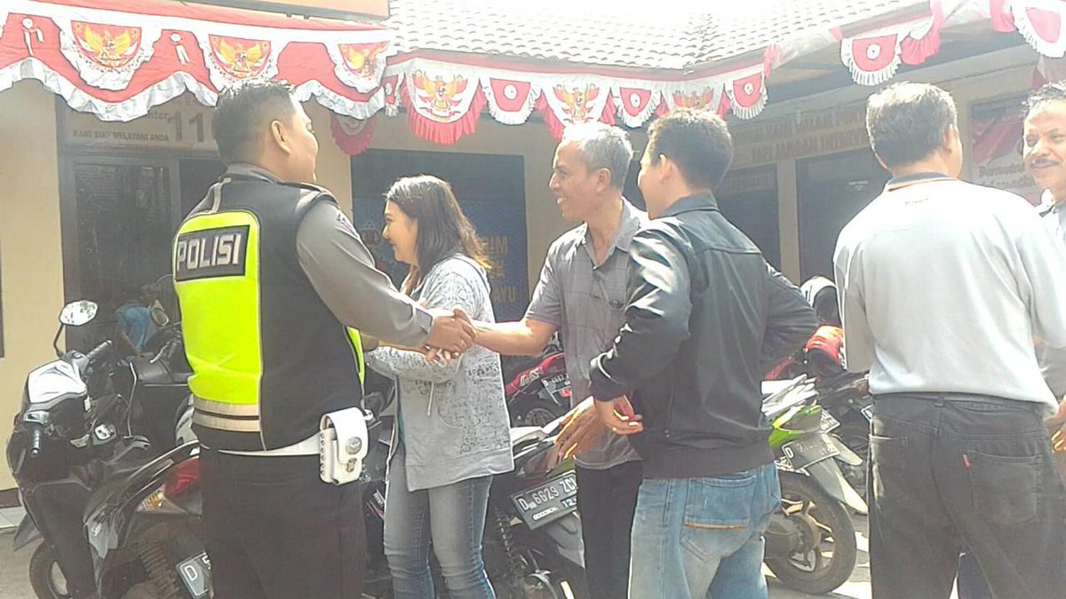 Polsek Margahayu: Pelanggar tanpa helm &amp; kelengkapan di TKI 1/Sadang sdah meminta maaf &amp; mengakui kesalahan. Tetap tertib lalin ya tweeps :)