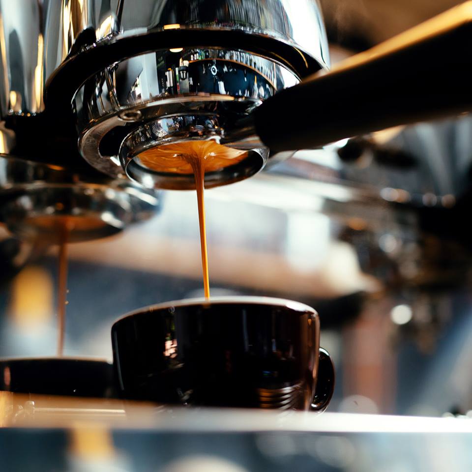 SilkariCW's tweet photo. Free barista made coffee &amp; muffins for our guests. Grab some to go from the cart in the foyer Tues –Fri 7am– 9am #silkari #hotel #Chatswood https://t.co/dAYyFmL5RI