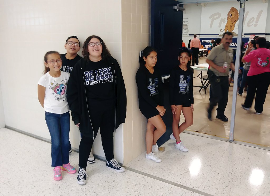 deLionsStuCo's tweet photo. You can count on StuCo 😉 #studentleadership #volunteer #back2schoolfair @deleon046 https://t.co/FFkVgULEkw