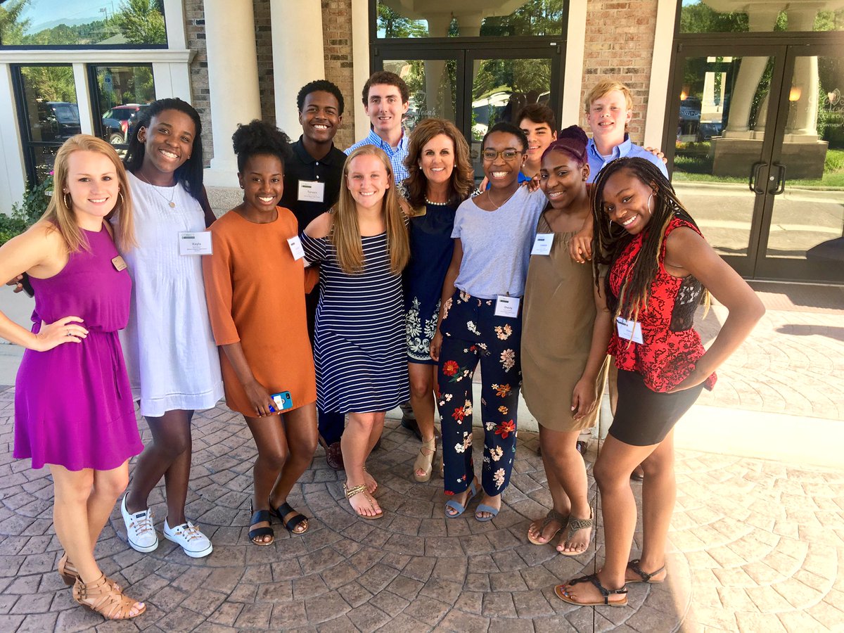 Itztj_again's tweet photo. OhWhat a great day ! The #GarnerConnect Conference was amazing ! ✨ always a pleasure to see my mayor 🙌🏾 @GarnerChamber https://t.co/ETGRgDBeYh