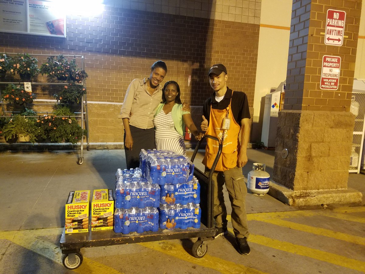 VOA_950's tweet photo. Giving Back to the Community donating for Passaic Health Fair this Saturday 8/12/17. #TEAM0950 @RICHNYMETRO @Tino_Longobardi @LourdesPerry https://t.co/LneaZYa0iP