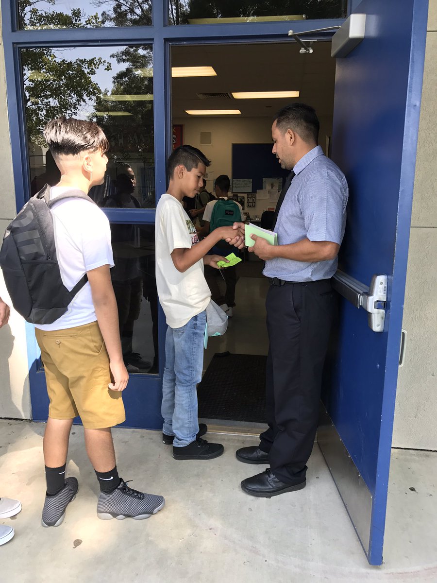 BurtonBulldogs's tweet photo. What a great first day at BMS! It's going to be a great school year! #gobmsbulldogs #burtonfirstday https://t.co/9NQ2TJqKUE