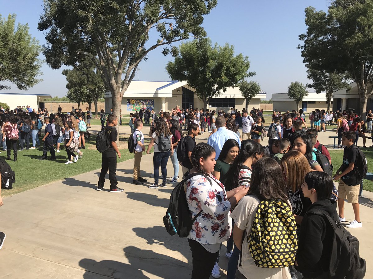 BurtonBulldogs's tweet photo. What a great first day at BMS! It's going to be a great school year! #gobmsbulldogs #burtonfirstday https://t.co/9NQ2TJqKUE