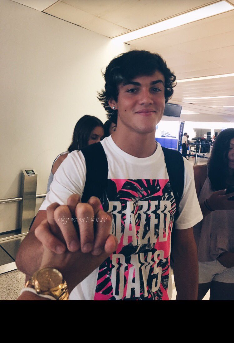 ethansgod's tweet image. i want to meet the twins and take pics like this, even tho i have sweaty palms