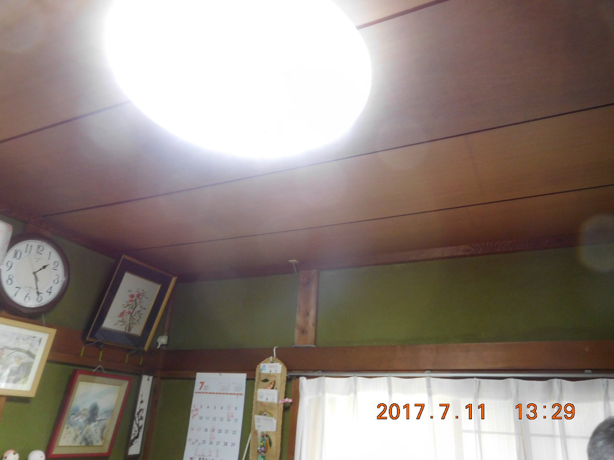 霜村工務店 東住吉区で和室の天井張替え工事をさせていただきました 新しい天井は南海プライウッドの目透かし天井 の新ふじです このタイプの天井は底目地天井とも言い 最近の和室の天井では最も一般的なタイプではないでしょうか 2枚目の画像は工事前