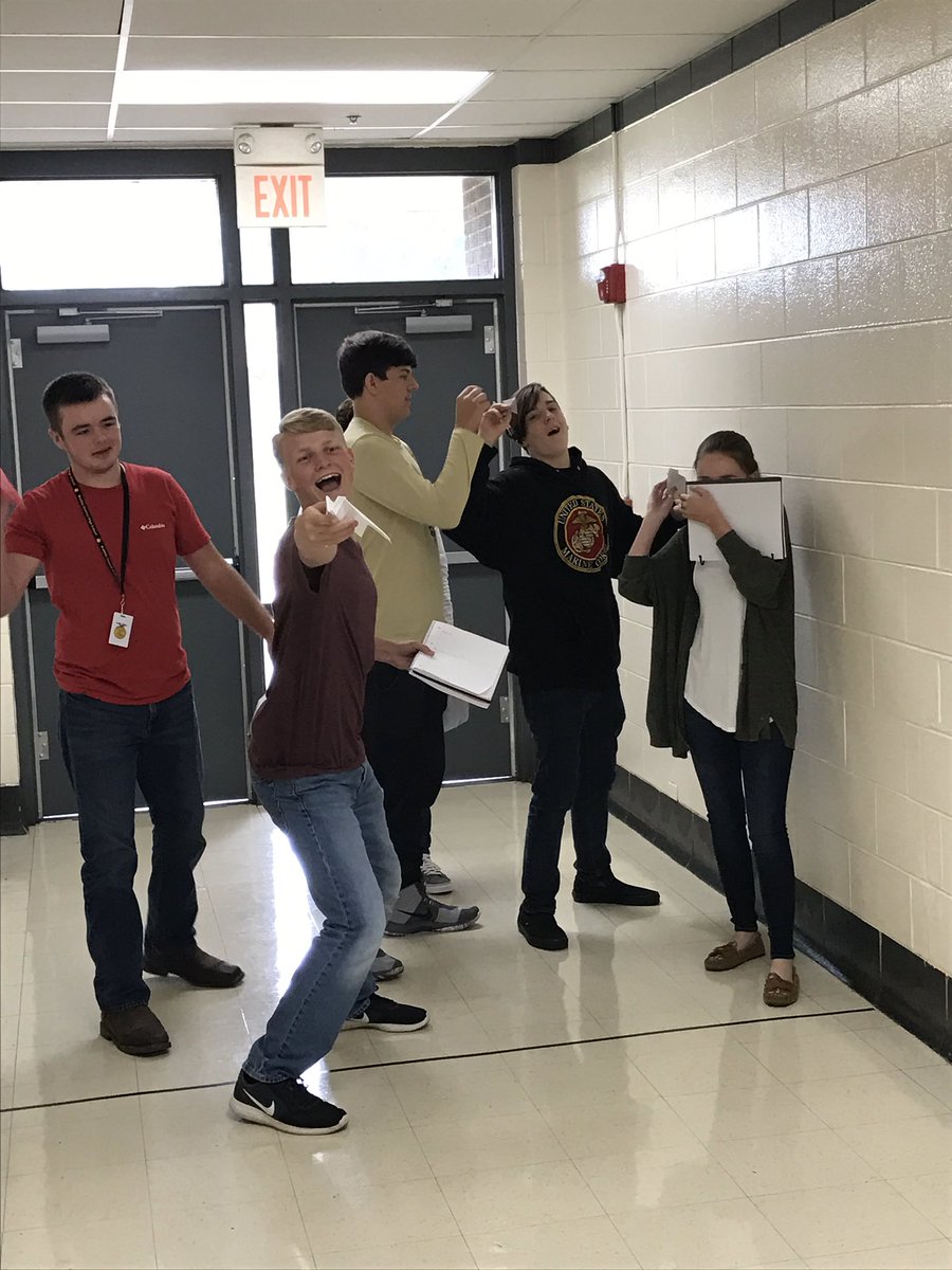 TheLackeyLab's tweet photo. Accuracy, precision, and paper planes #thinklikeascientist #bears #bchs https://t.co/WCyjk4mcfX